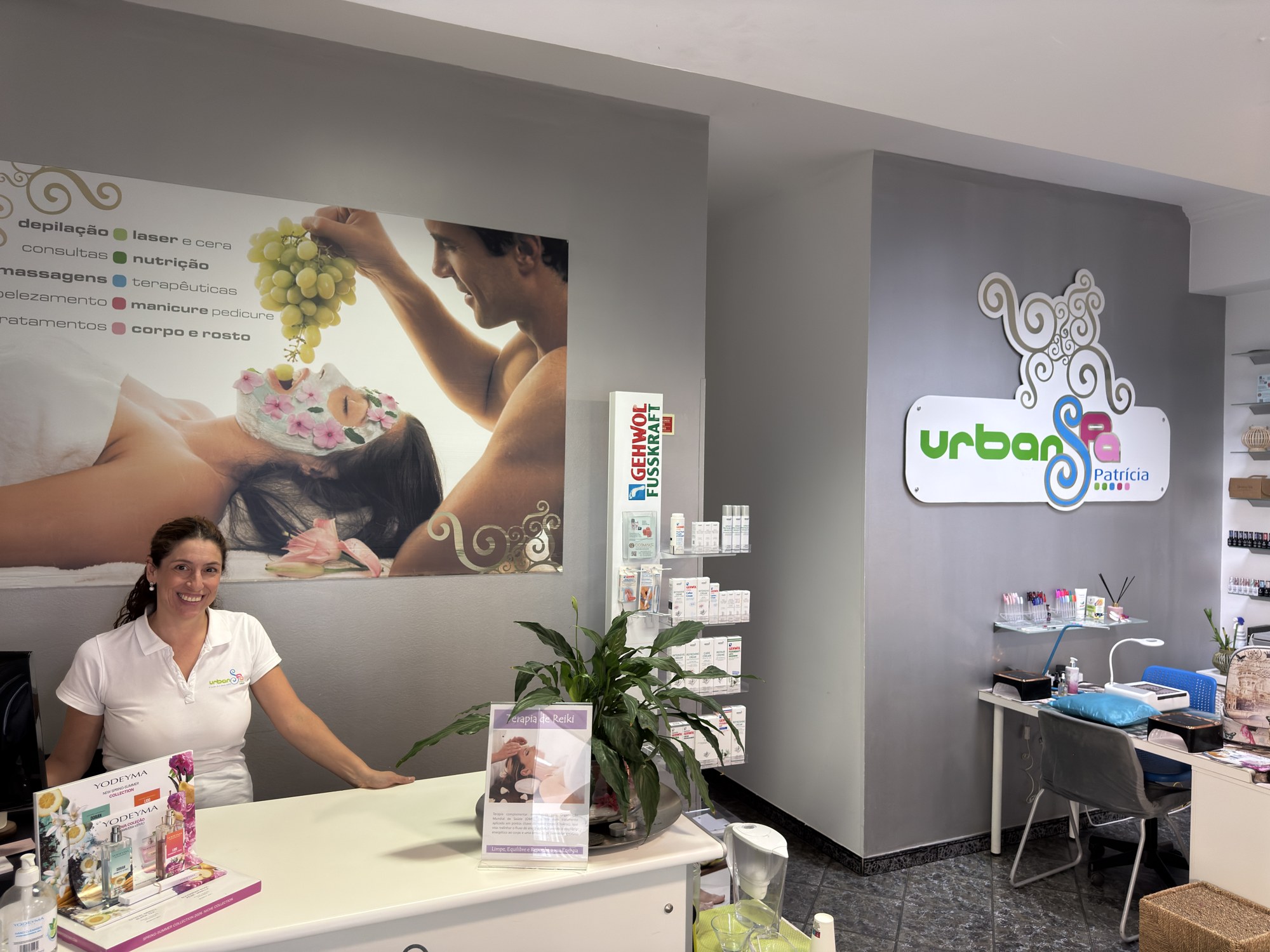 Patrícia à entrada do Urban Spa Patrícia